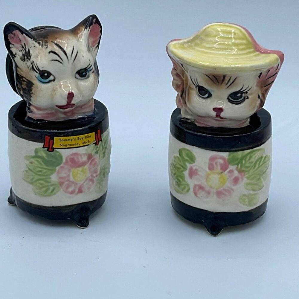 Vintage adorable cat in barrels salt and peppers